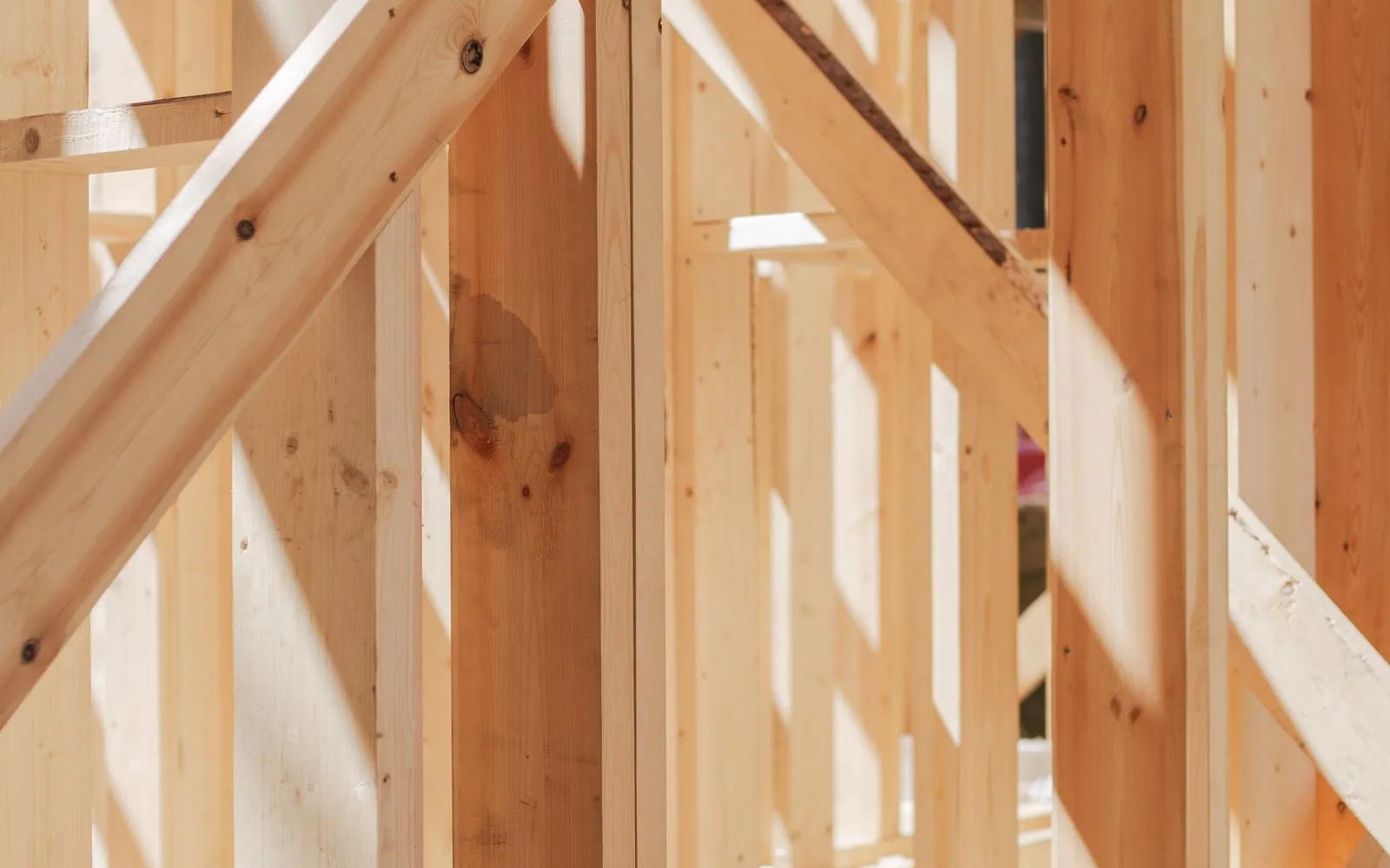 Estructura de vigas de madera preparada para una vivienda
